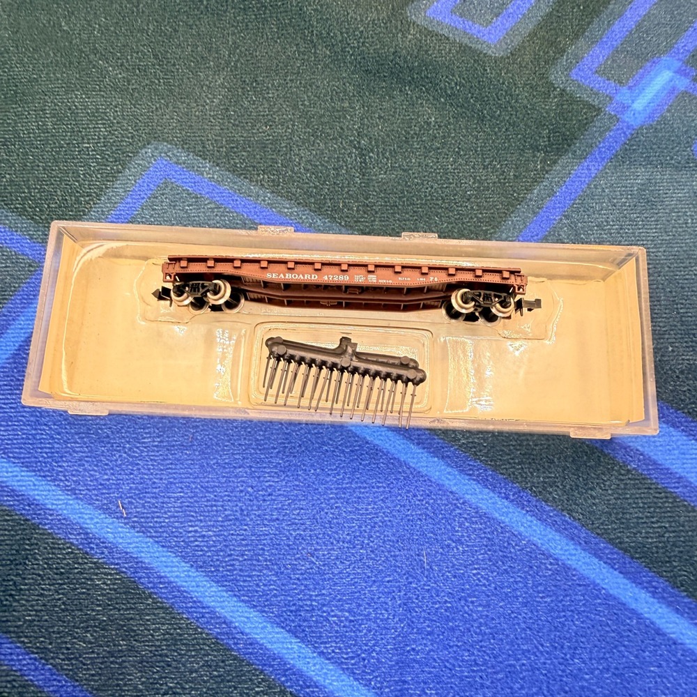 Atlas 3810 N Scale Seaboard 50' Flat Car w/ Stakes #47289 Vintage